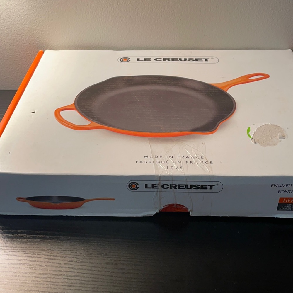 LE Creuset signature round skillet